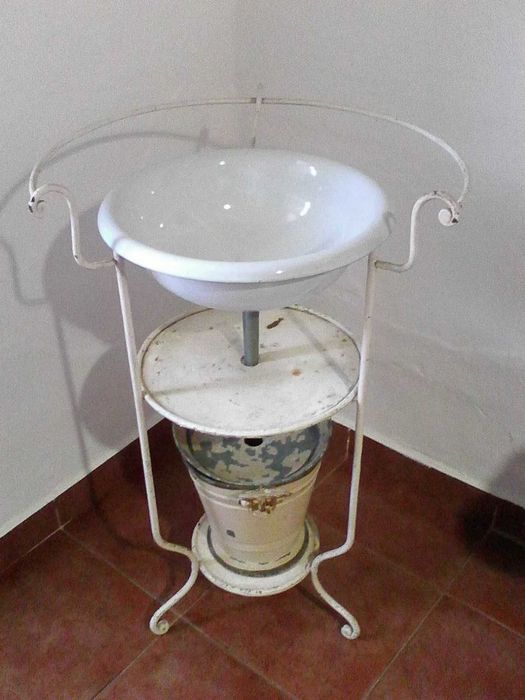 Lavatório antigo com balde
