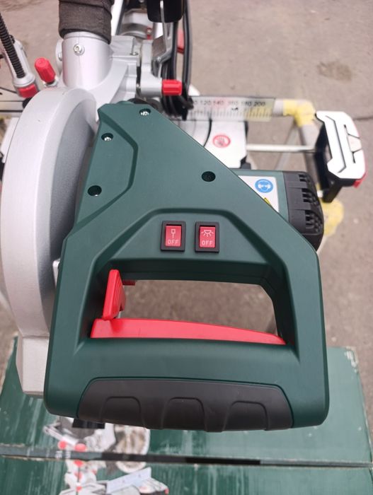 Торцовочная пила с протяжкой  Metabo KGS 216