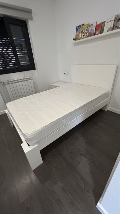Cama de solteiro, colchão e 1 mesa de cabeceira. Lacado branco.