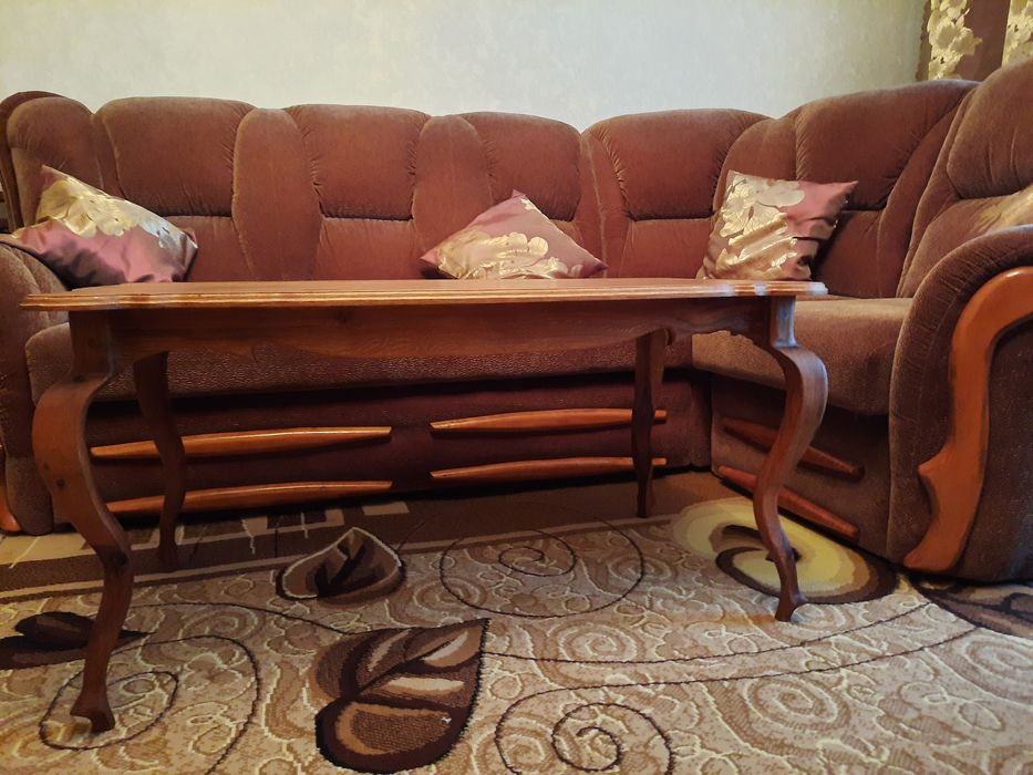 Журнальний стіл в стилі кабріоль