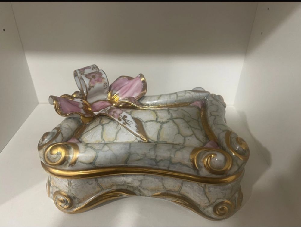 Moldura e caixa com detalhes em cor de rosa