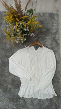Elegancka bluzka do pracy biała  na rozpoczęcie  roku z koronką