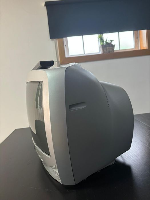 Televisão a cores com comando é ideal para um quarto. um quarto.