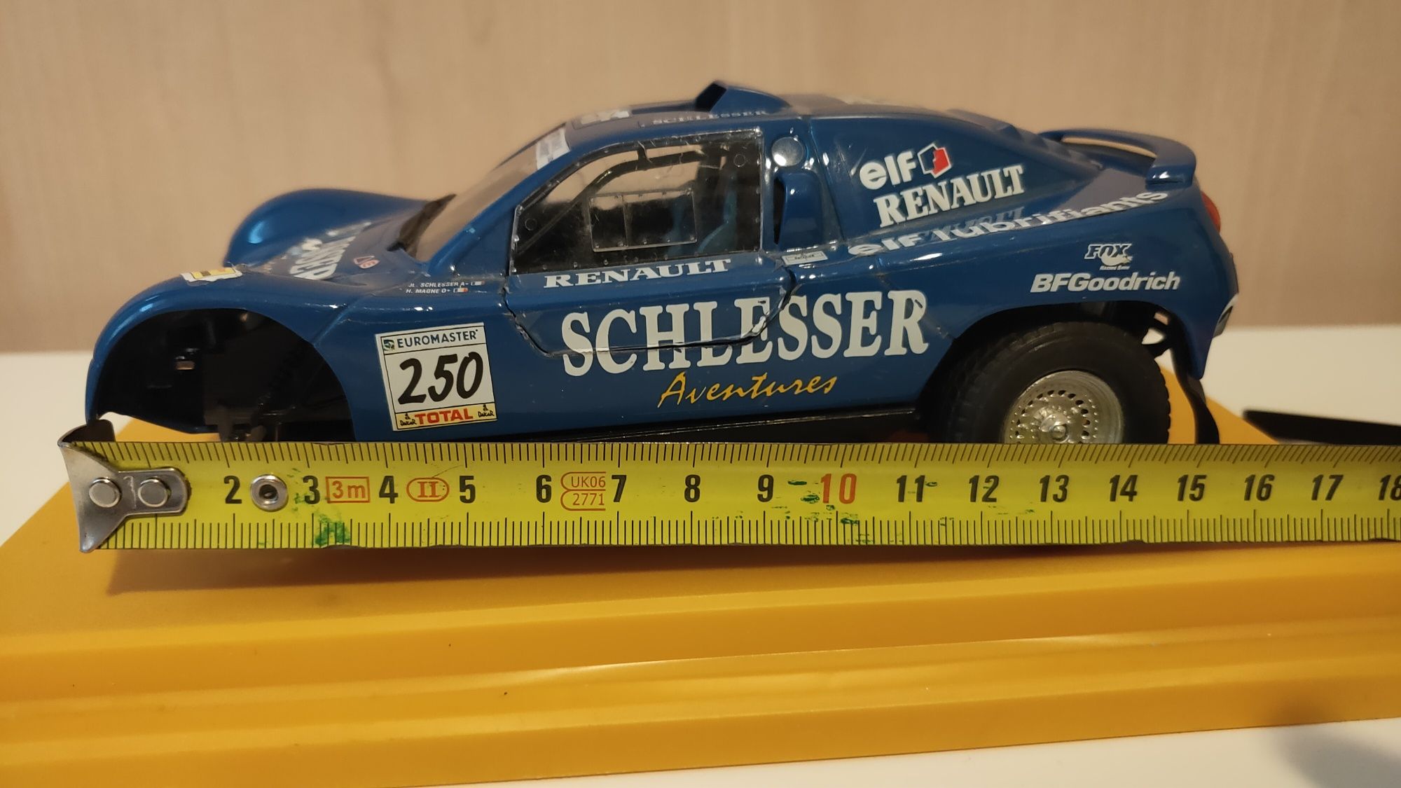 Auto Renault Schlesser na podstawce