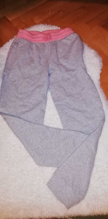Nowe spodnie dresowe 134/140