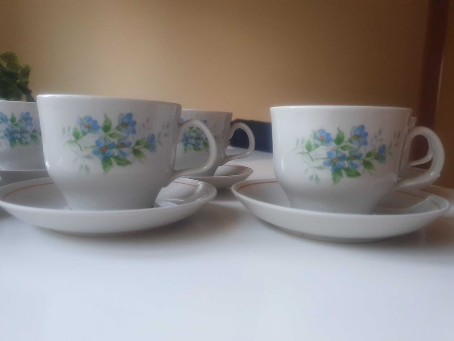Komplet filiżanek z podstawkami z czasów PRL