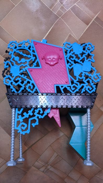 Продам игрушечный туалетный столик от Matel,из набора Monster High.