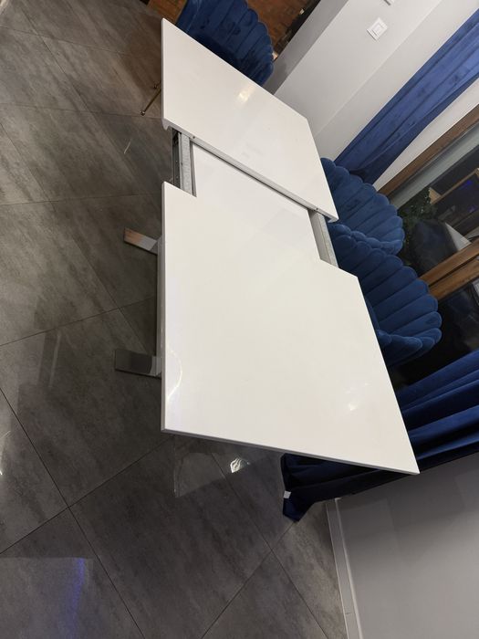 Stół lakierowany biały.