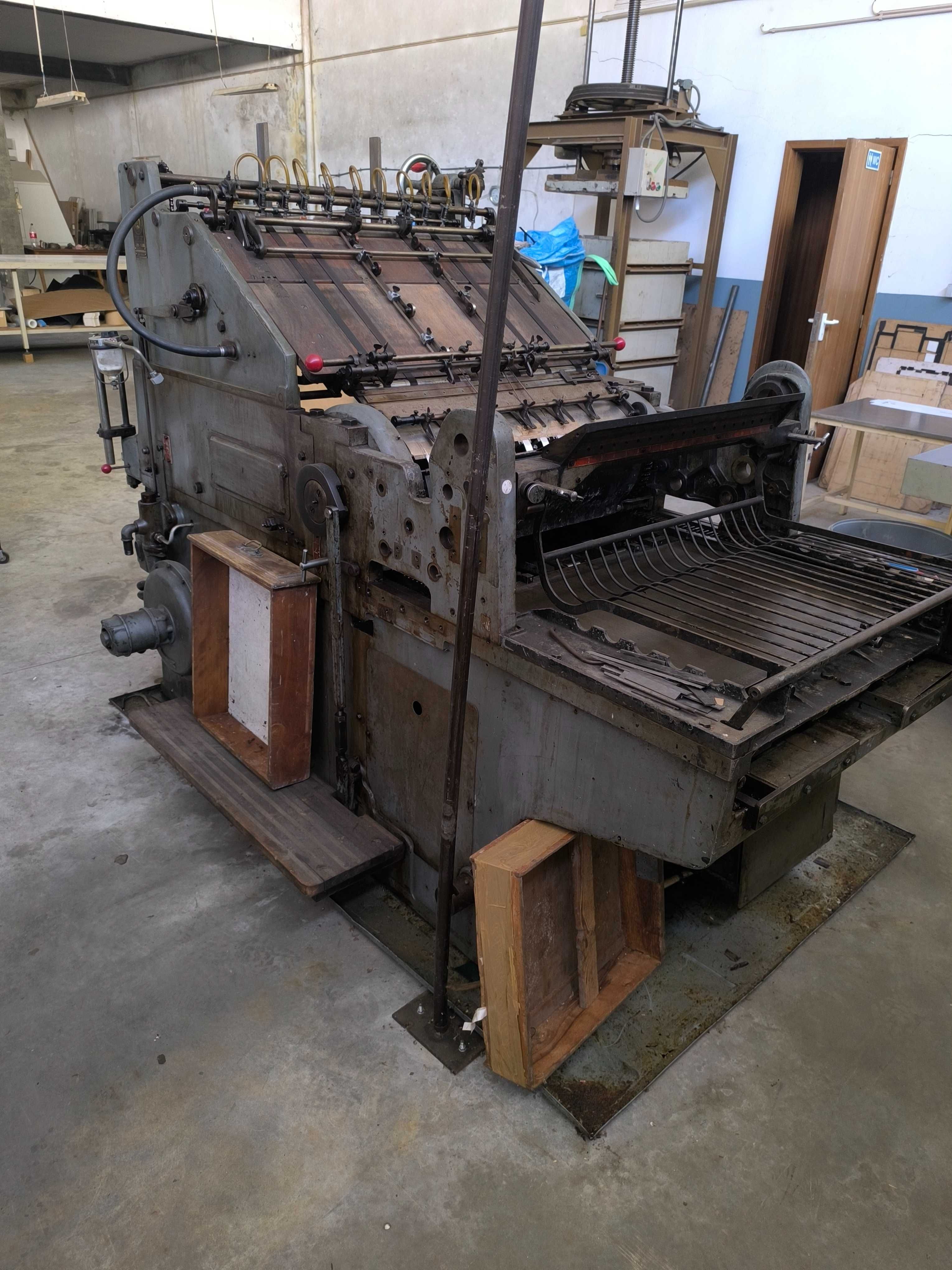 Máquina corte e vinco artes gráficas