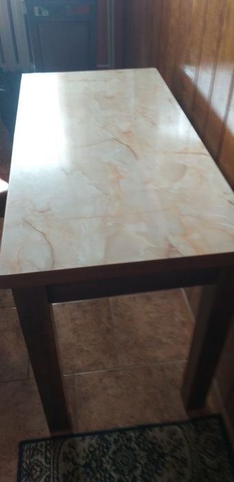 Komplet kuchni drewnianej z blatem marmurowym