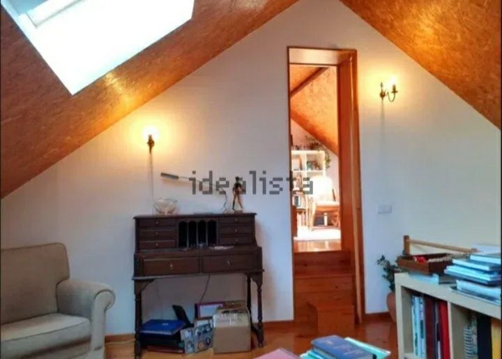 Casa com duas habitações e grande jardim