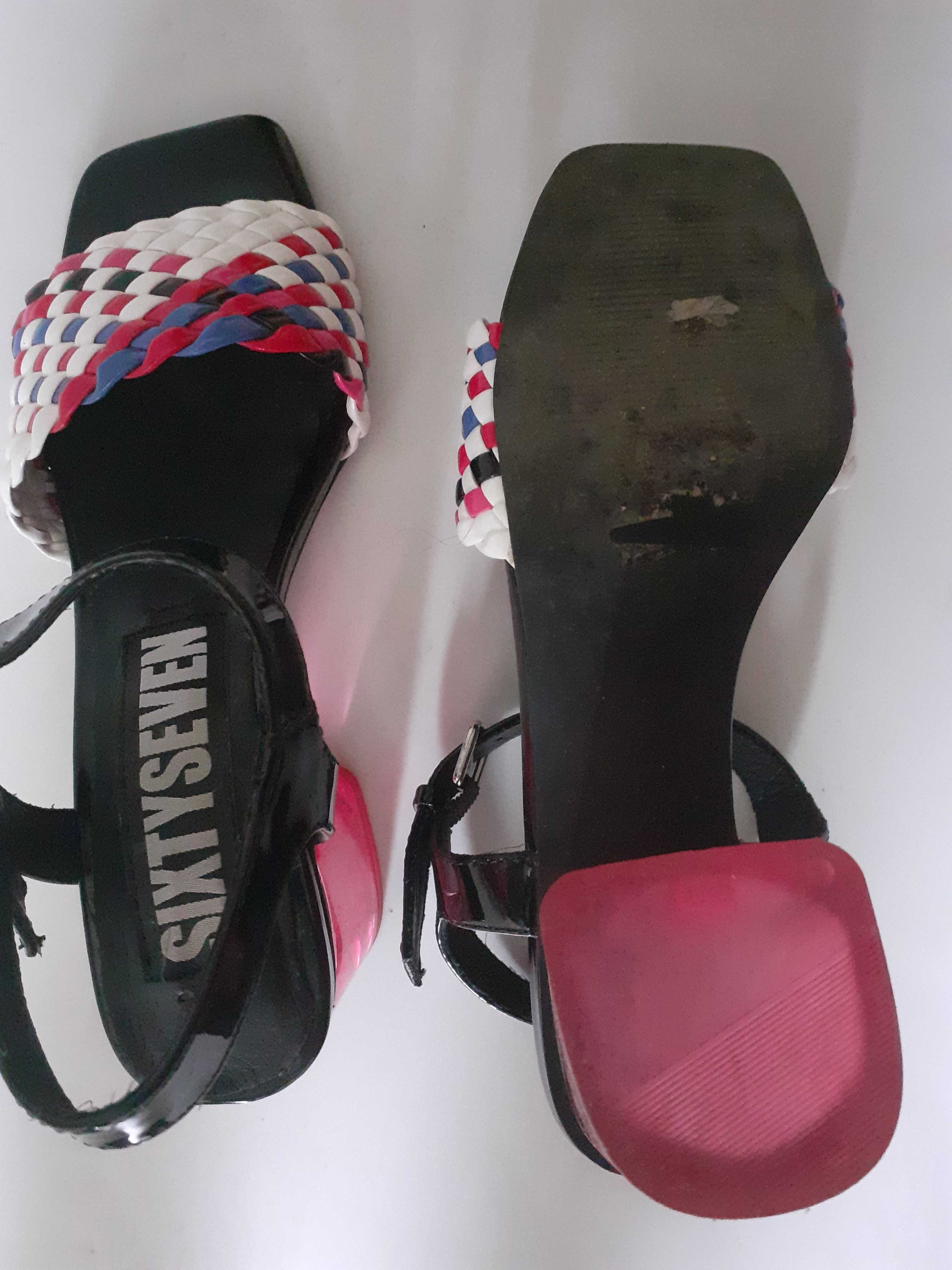 Sandálias coloridas