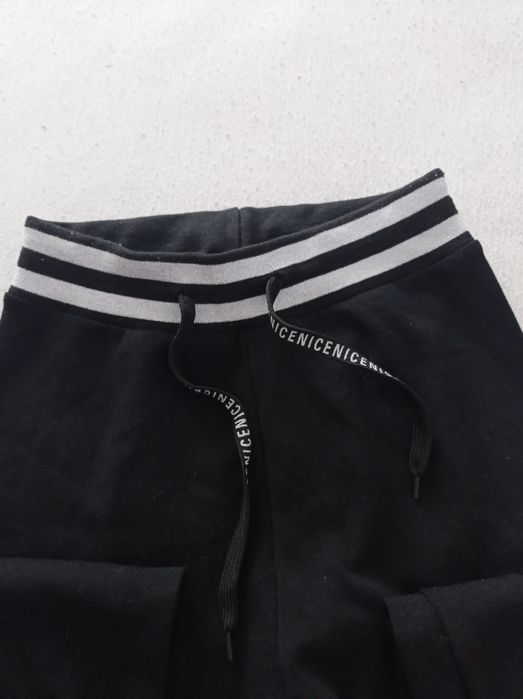 Spodnie dresowe czarne ze srebrnymi wykończeniami 158-164