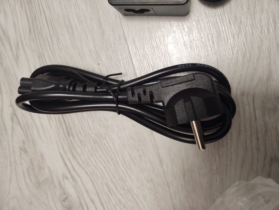 Zasilacz uniwersalny do laptopów