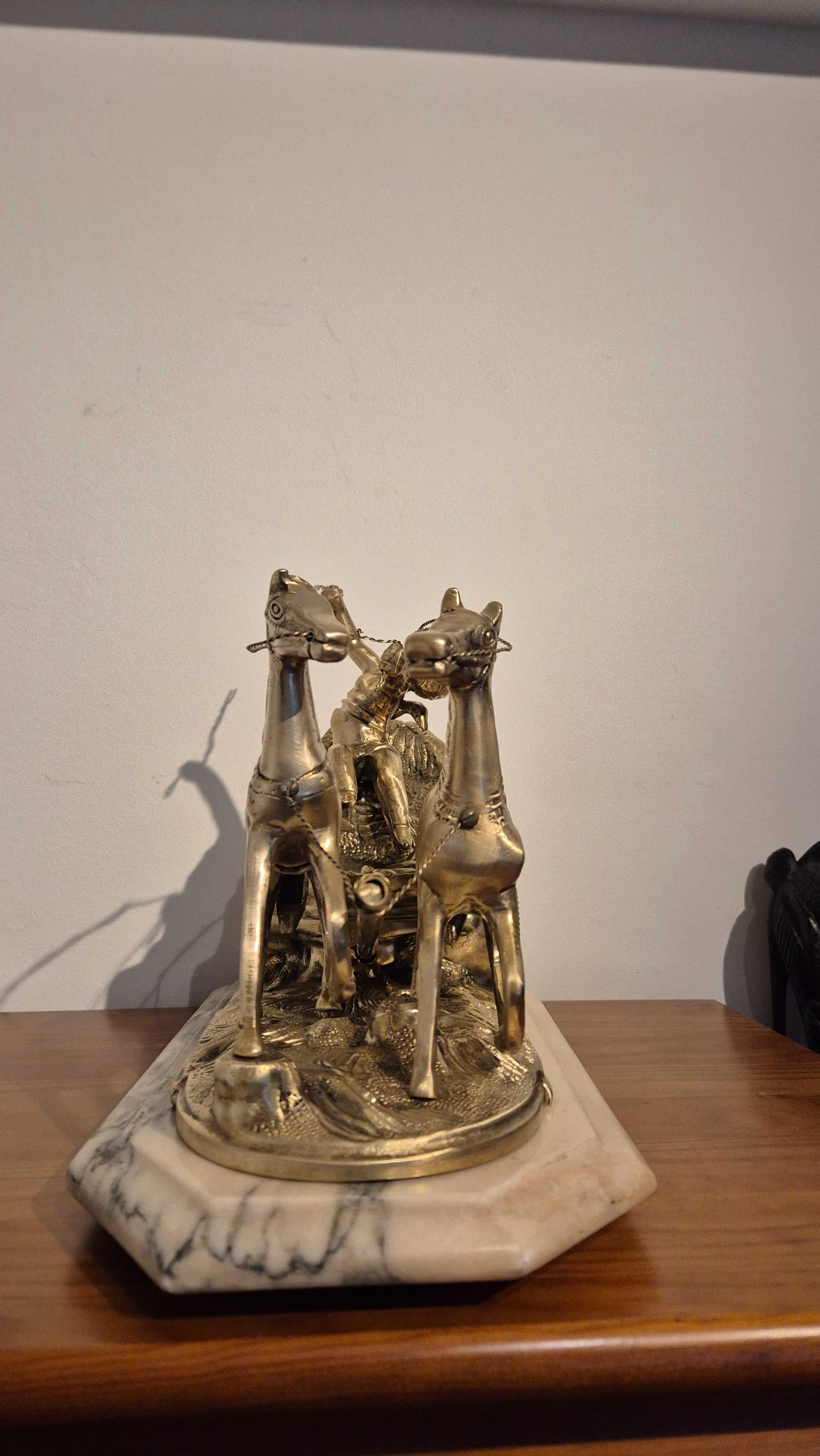 Relógio em bronze maciço assente em base mármore