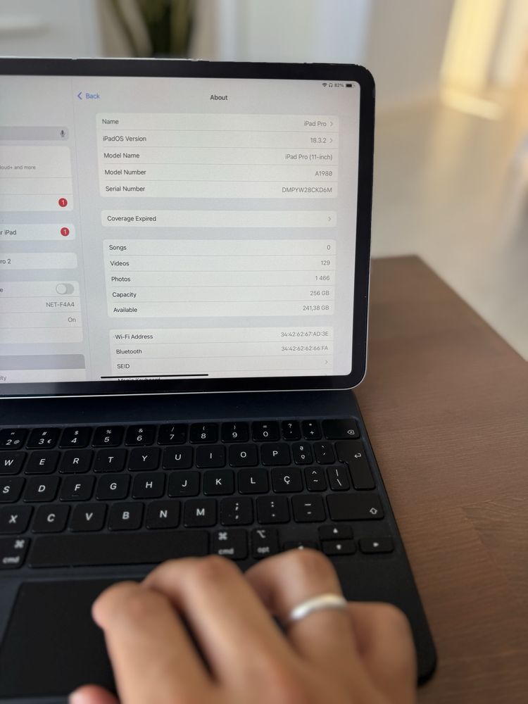 iPad Pro (2018, 256Gb) + Magic Keyboard + Paperlike - Impecável