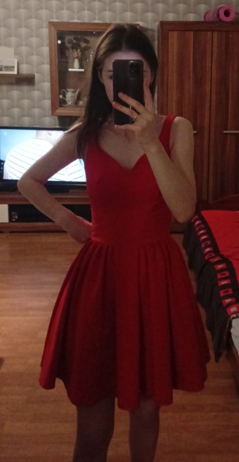 Krótka czerwona elegancka sukienka