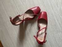 Червоні шкіряні туфлі на каблуку бренду UTERQUE 39 розмір