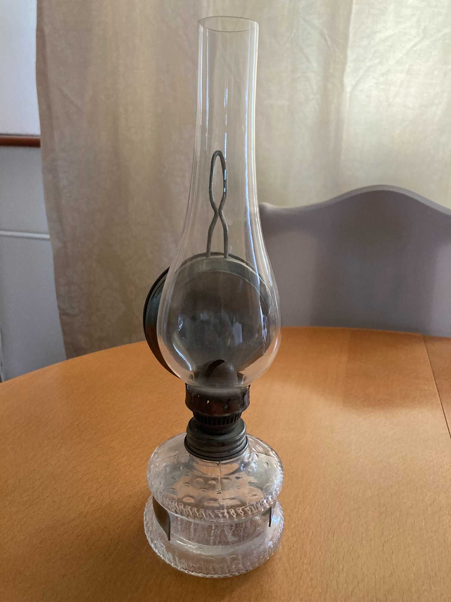 lampa naftowa widoczna na zdjęciach