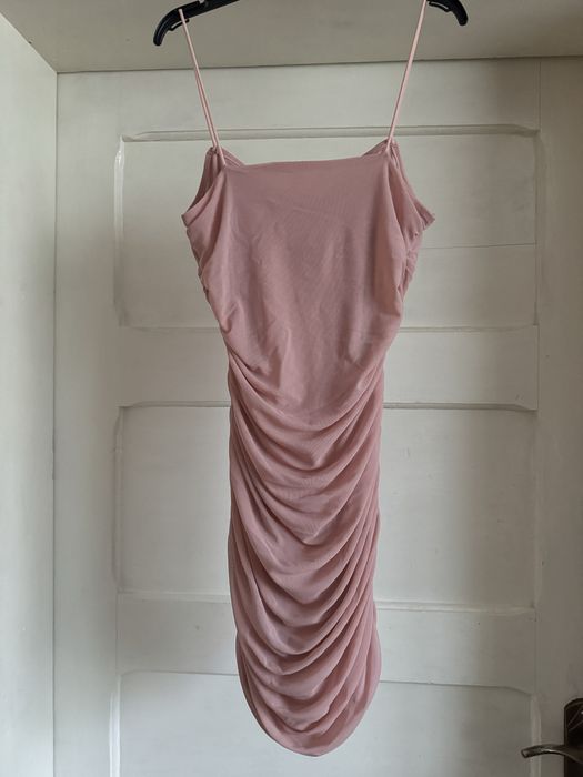 Рожева, облягаюча сукня