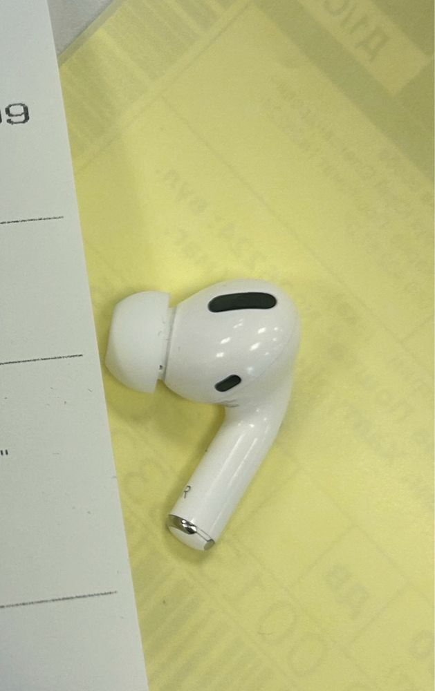 Продам один навушник airpods pro 1 правий а2083