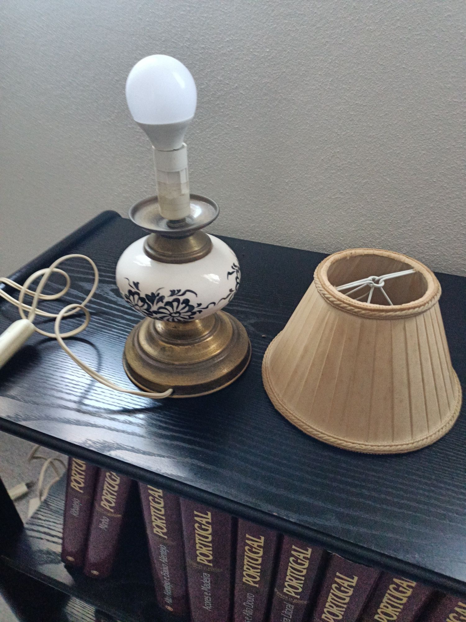 Candeeiro de pé de porcelana, com abajur em seda natural .