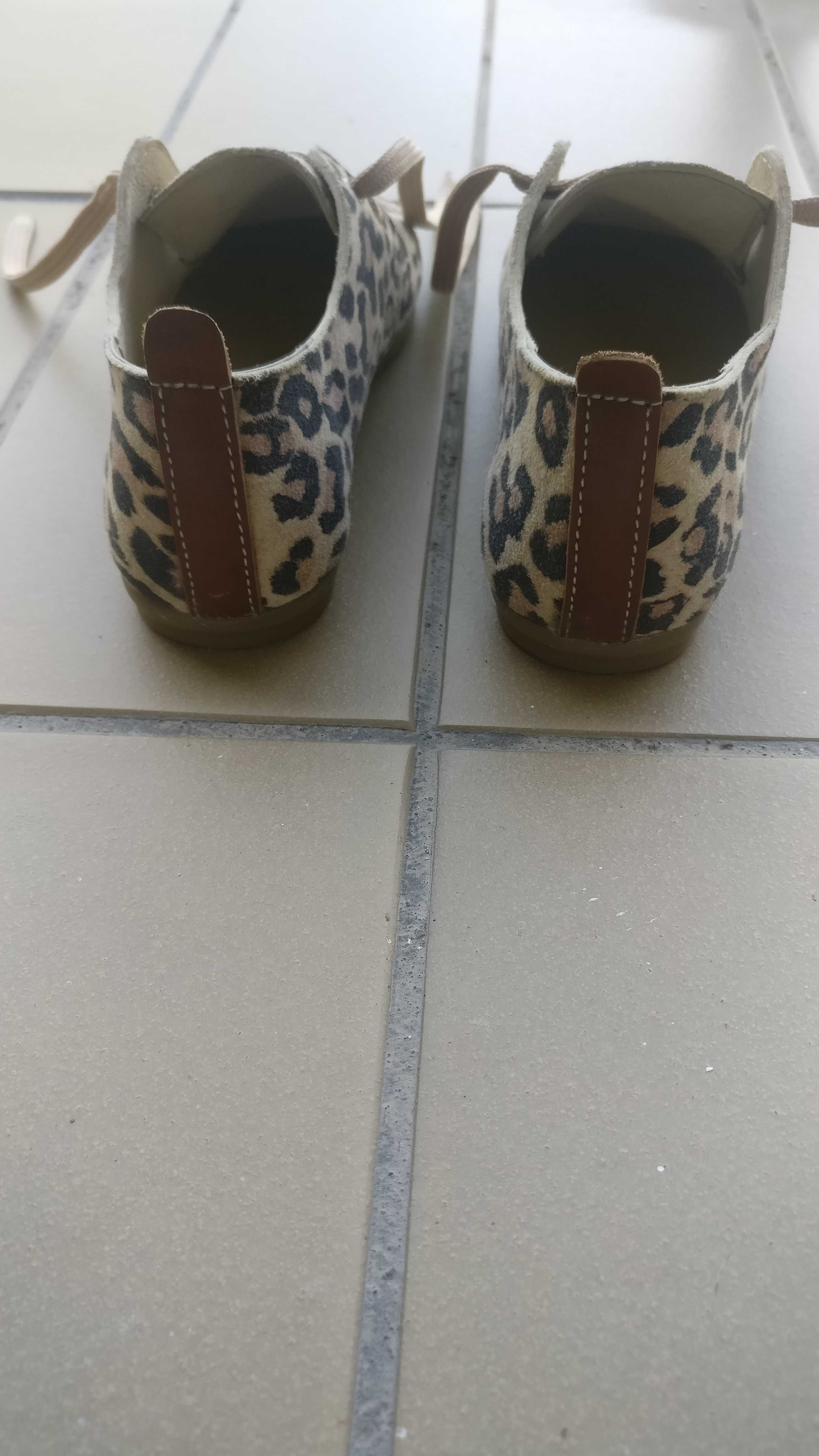 Sapatos para menina T. 28