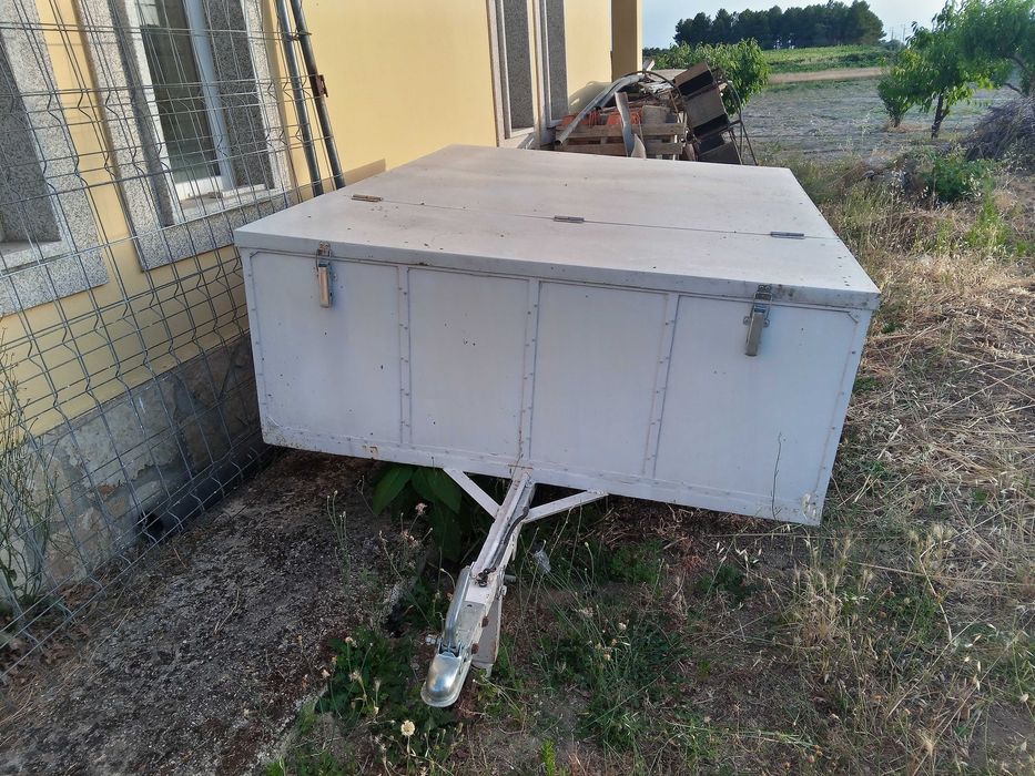 Atrelado forte e feio,falta de uso