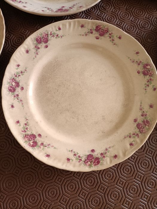 Pratos com motivos rosa