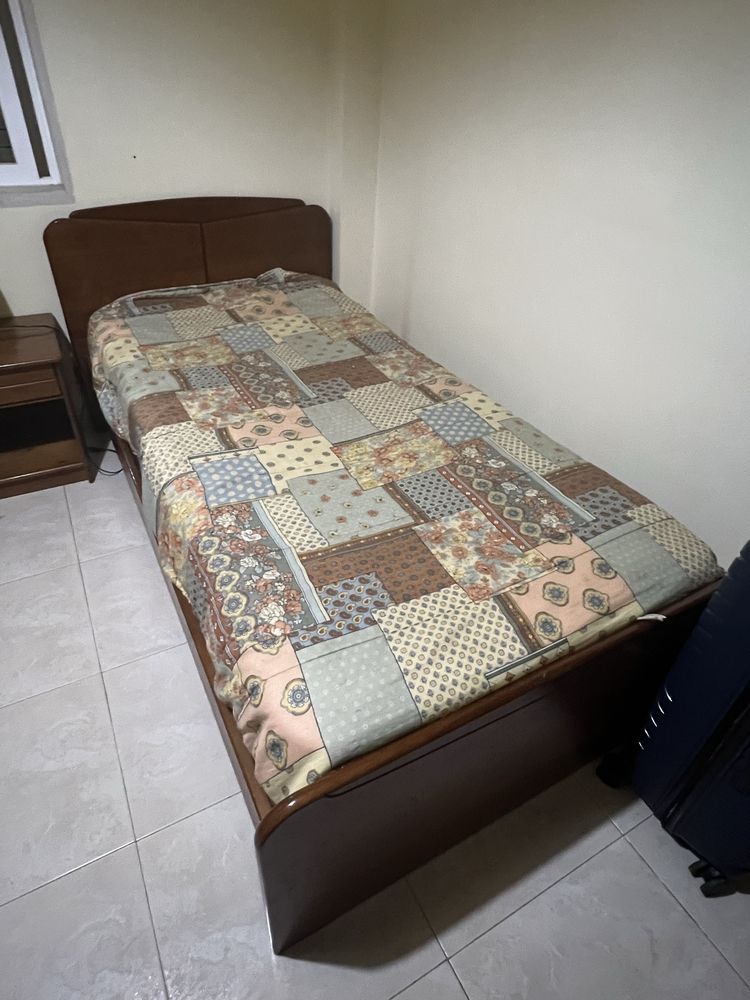 Cama e mesa de cabeceira