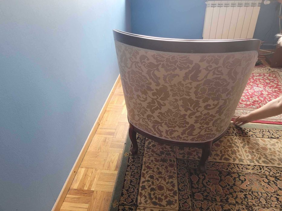 Elegancki szelząg w stylu retro z pięknego wytłaczanego materiału.