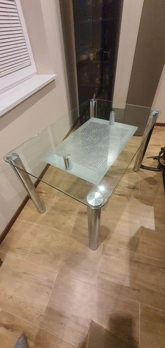 Sprzedam szklany stół kuchenny.