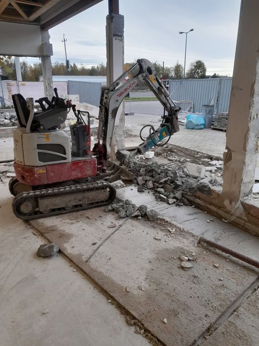 Minikoparka z młotem hydraulicznym – wykopy, rozbiórki, niwelacje.