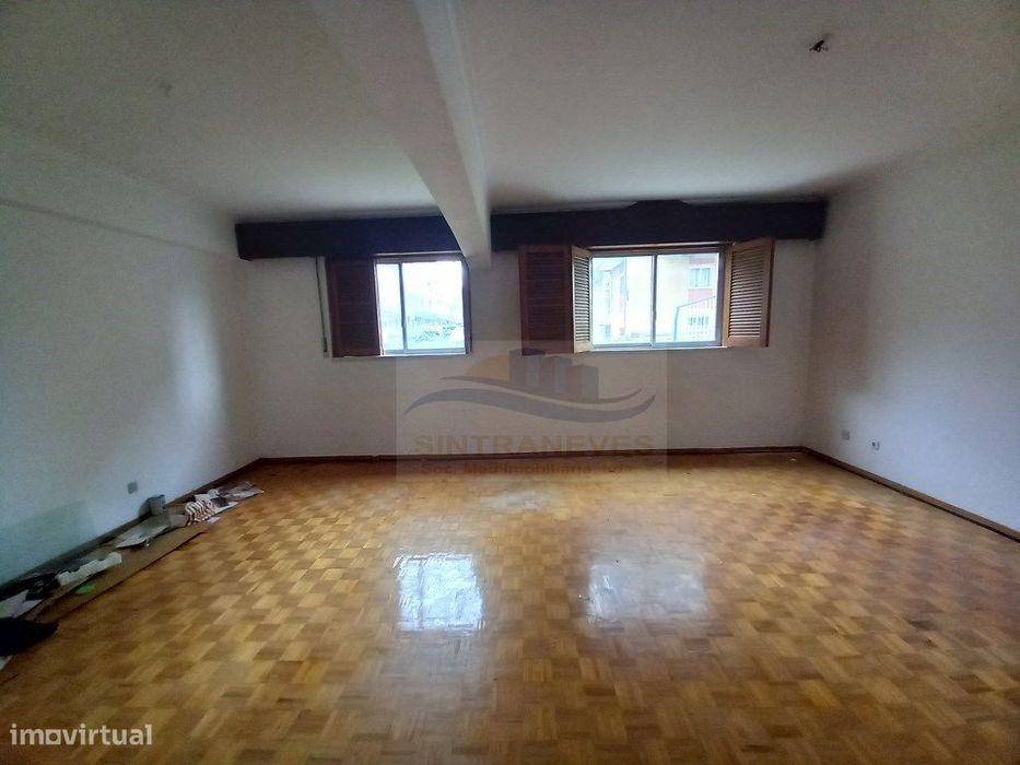 Apto T4 totalmente remodelado no Forte da Casa dois deles em suite,...