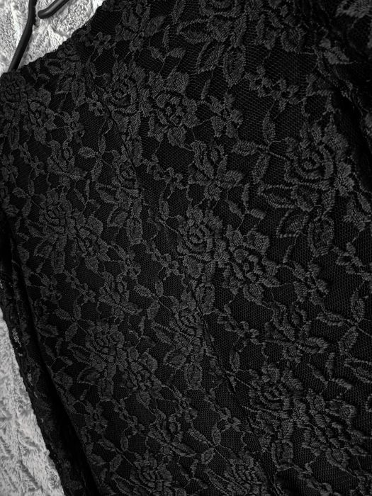 Elegancka sukienka koronkowa midi, czarna z długim rękawem Only