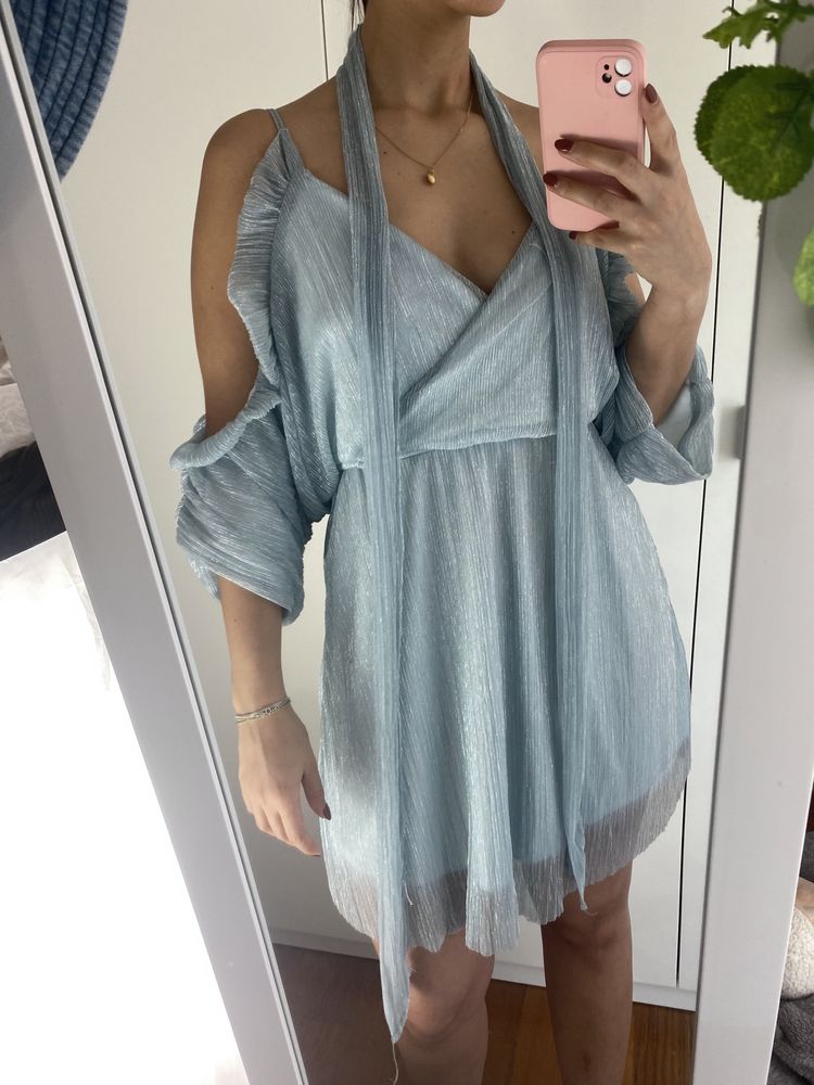 Vestido azul celeste e prateado com manga aberta