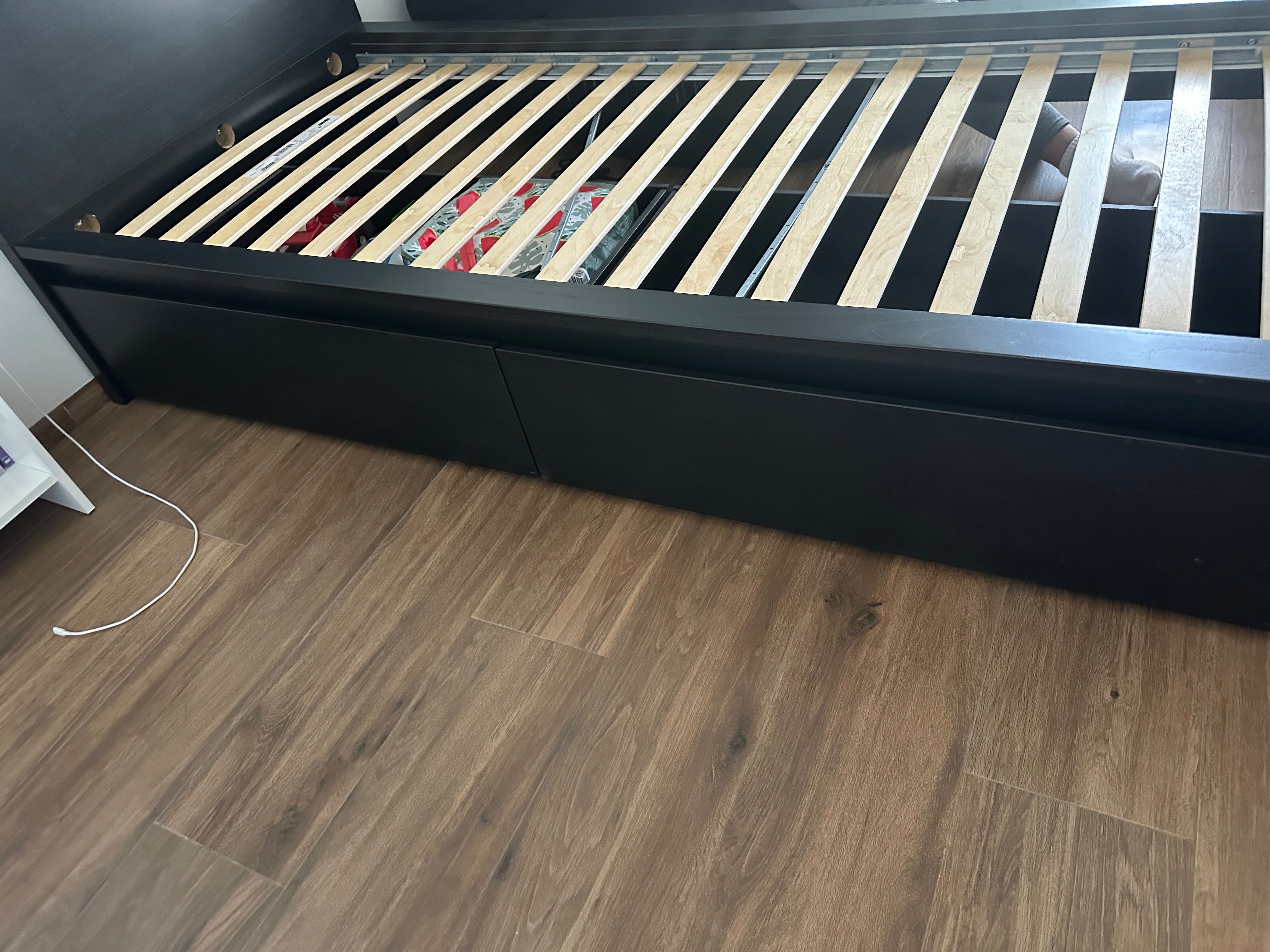 Cama solteiro Ikea Malm com gavetões e colchão em excelente estado