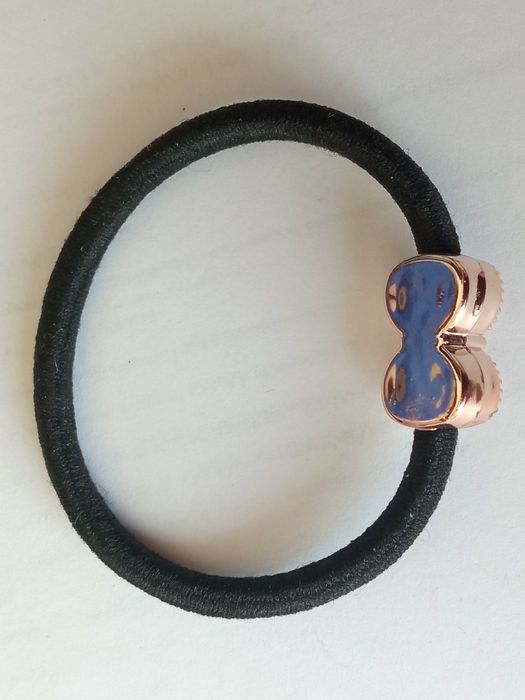 Czarna gumka do włosów z kokardką z ozdobą