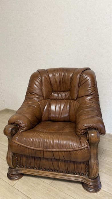 Шкіряний диван та два крісла. Стан задовільний, для офісу/дому. торг