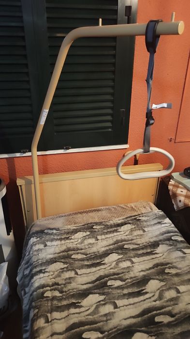 Cama articulada elétrica com colchão e pega.