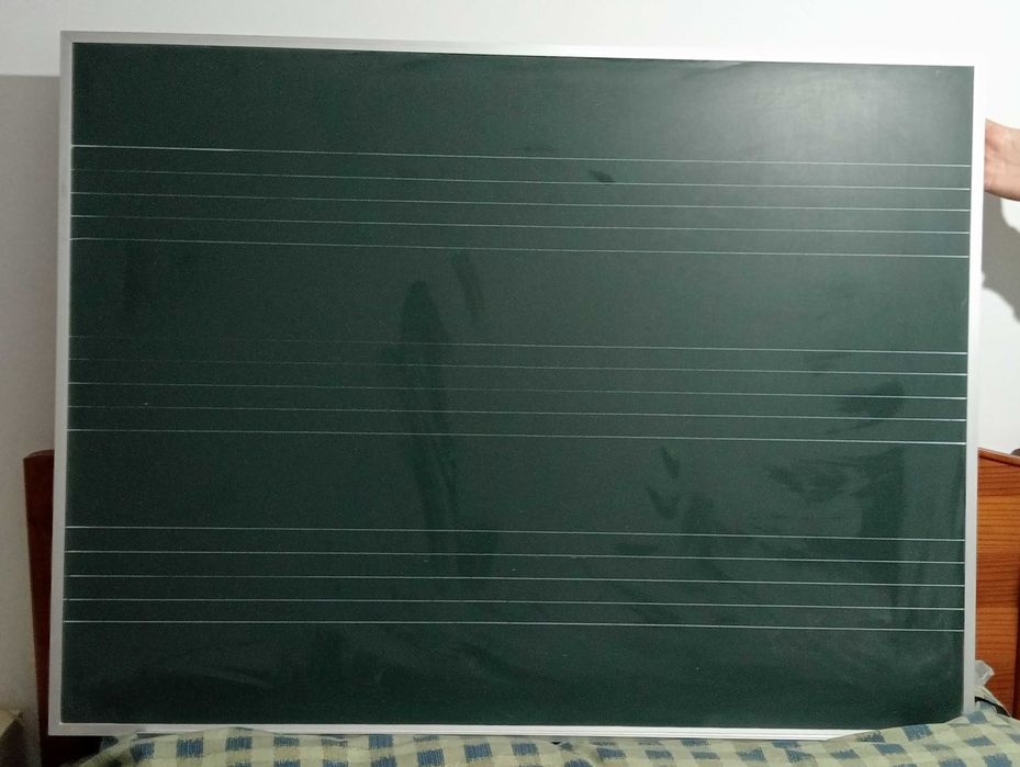 Quadro verde pautado de giz com cavalete