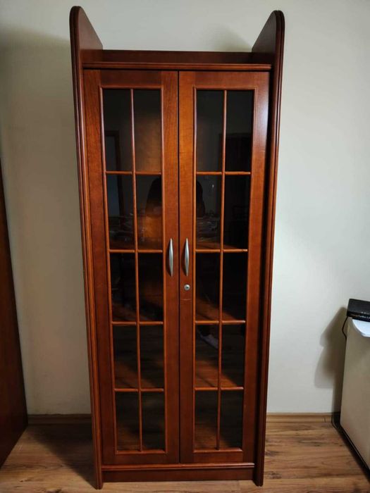 Biblioteczka / witryna w kolorze cherry
