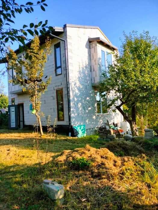 Продається 2-х поверховий будинок 10км від Львова село Липники