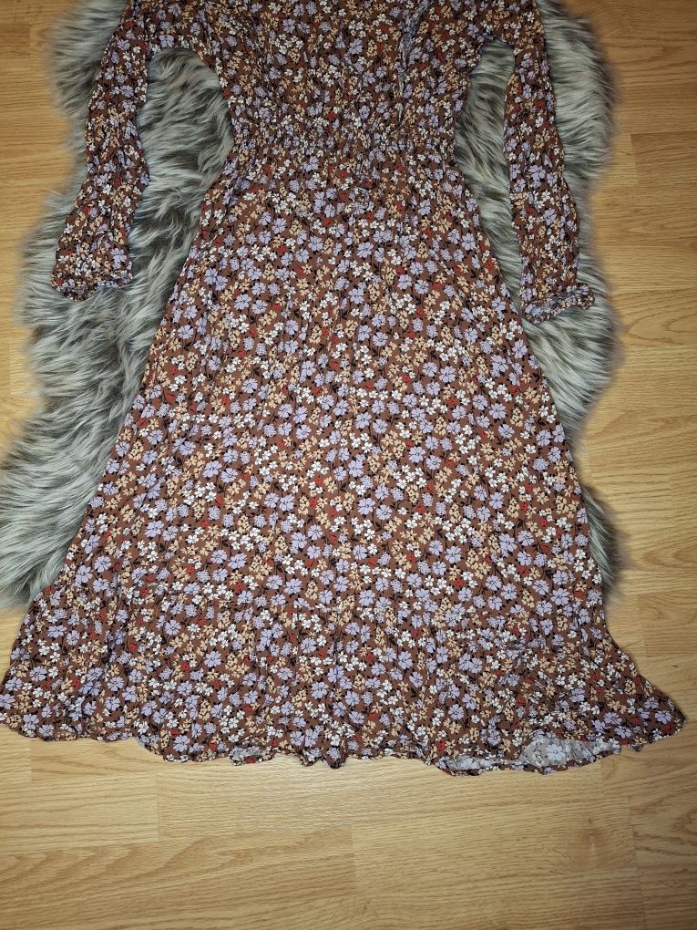 Elegancka zwiewna sukienka w kwiaty midi S Stradivarius