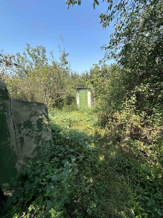 Будинок та  земельна ділянка поруч