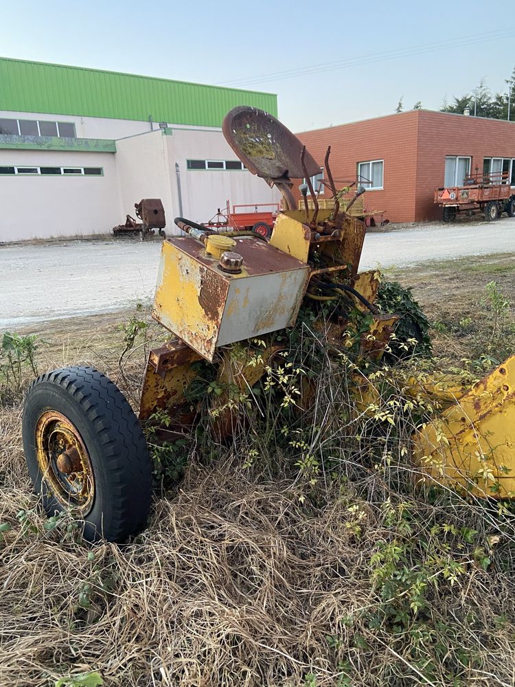 Retroescavadora para trator