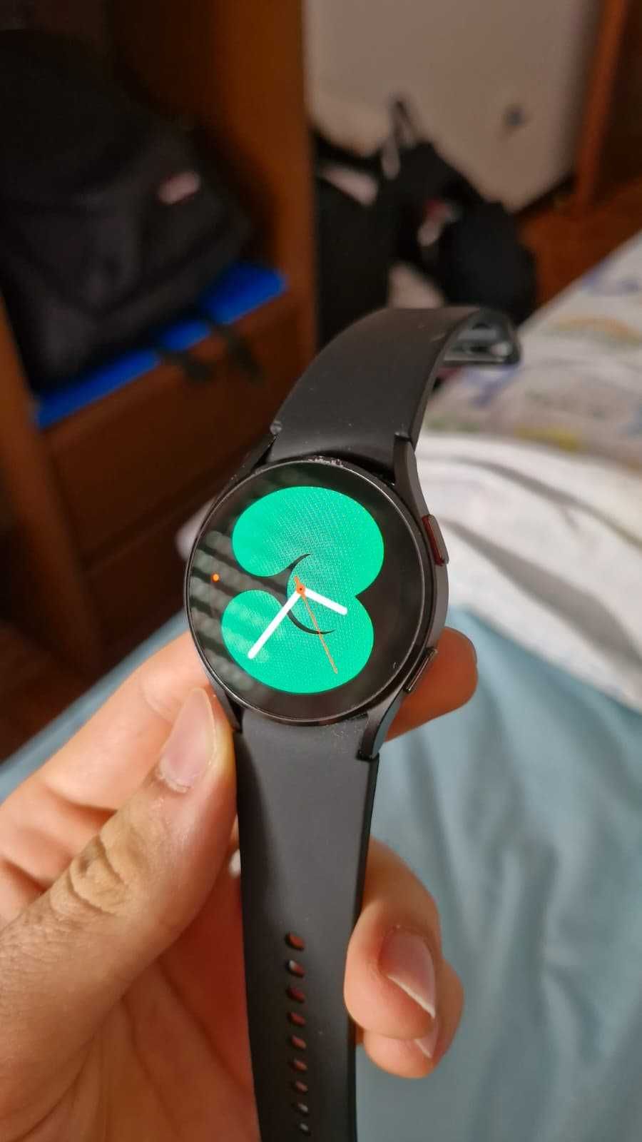 Galaxy Watch 4 40mm com um mini raspão.
