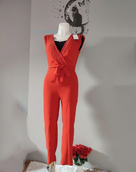 Czerwony elegancki kombinezon Mango z metką kopertowy dekolt