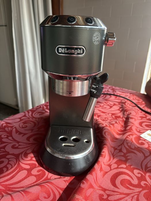 Máquina café DeLonghi com moinho