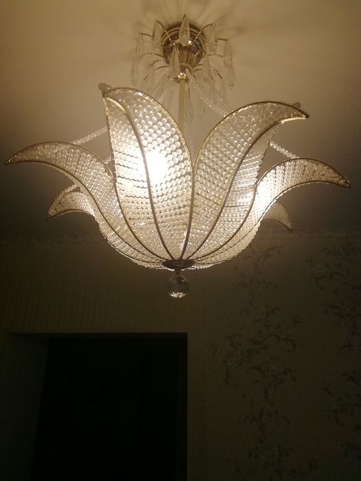 Хрустальная люстра в виде цветка. Элегантная.